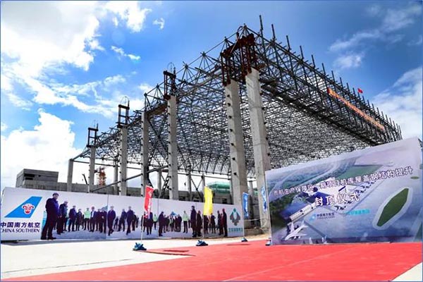 6-貴航生產(chǎn)保障區(qū)一期項目1號機庫鋼結構屋架成功“升頂”.jpg 6-貴航生產(chǎn)保障區(qū)一期項目1號機庫鋼結構屋架成功“升頂”.jpg