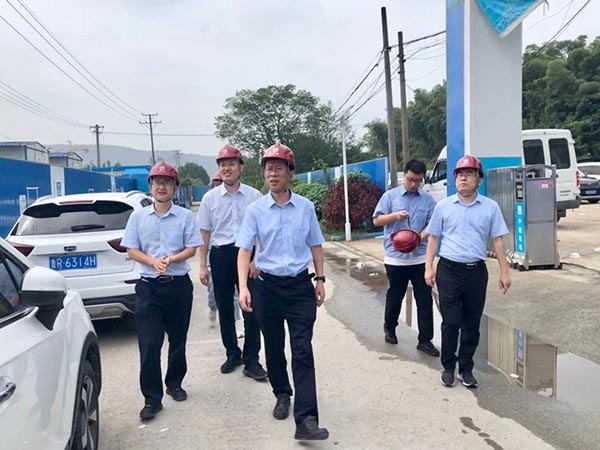 14-公司工會(huì)開展“夏送清涼”項(xiàng)目部慰問(wèn)-1.jpg 14-公司工會(huì)開展“夏送清涼”項(xiàng)目部慰問(wèn)-1.jpg