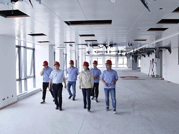 14-公司工會(huì)開展“夏送清涼”項(xiàng)目部慰問(wèn)-2.jpg 14-公司工會(huì)開展“夏送清涼”項(xiàng)目部慰問(wèn)-2.jpg